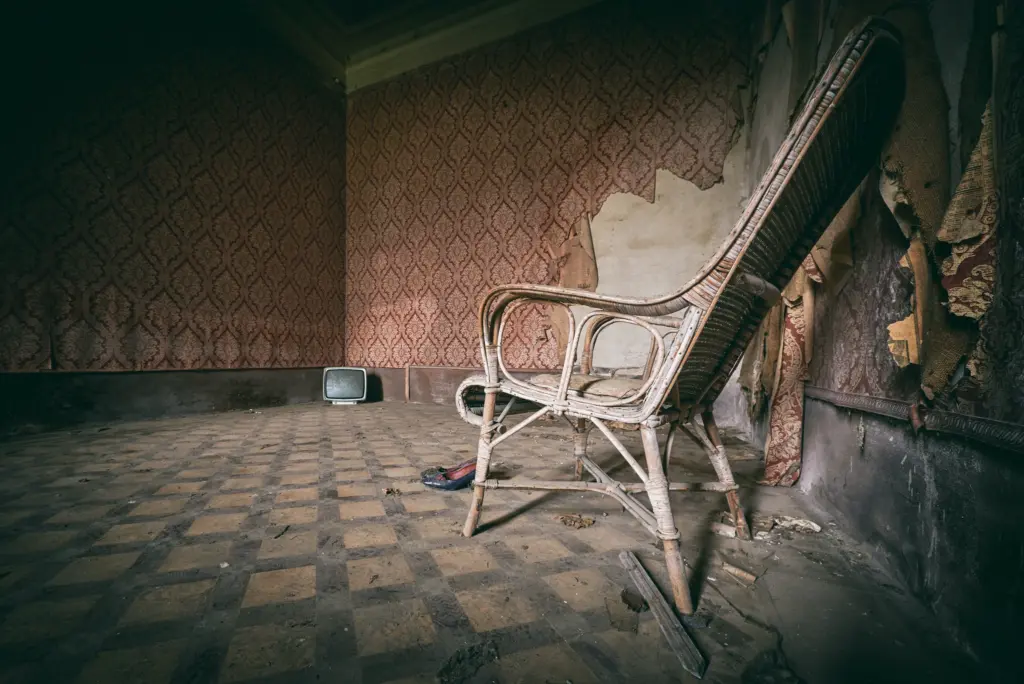 Fotografia fine art di una sedia in una stanza di un luogo abbandonato